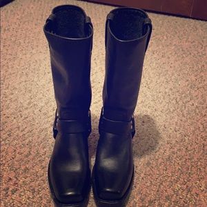 Black 12R Frye Harness leather boots. Worn once!